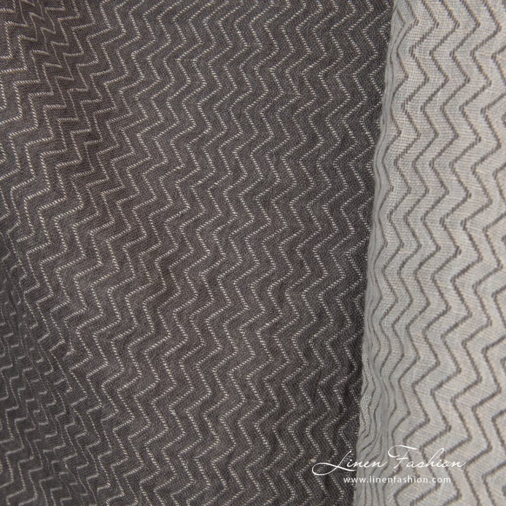 Grått sikksakk linstoff vasket 3 Grey dyed linen fabric.