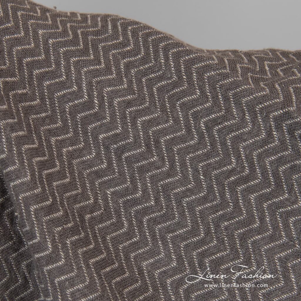 Grått sikksakk linstoff vasket 4 100% linen fabric in grey, washed.