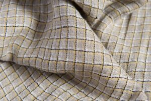 Grått linstoff med gule ruter, vasket 8 Grått linstoff med gule ruter, vasket