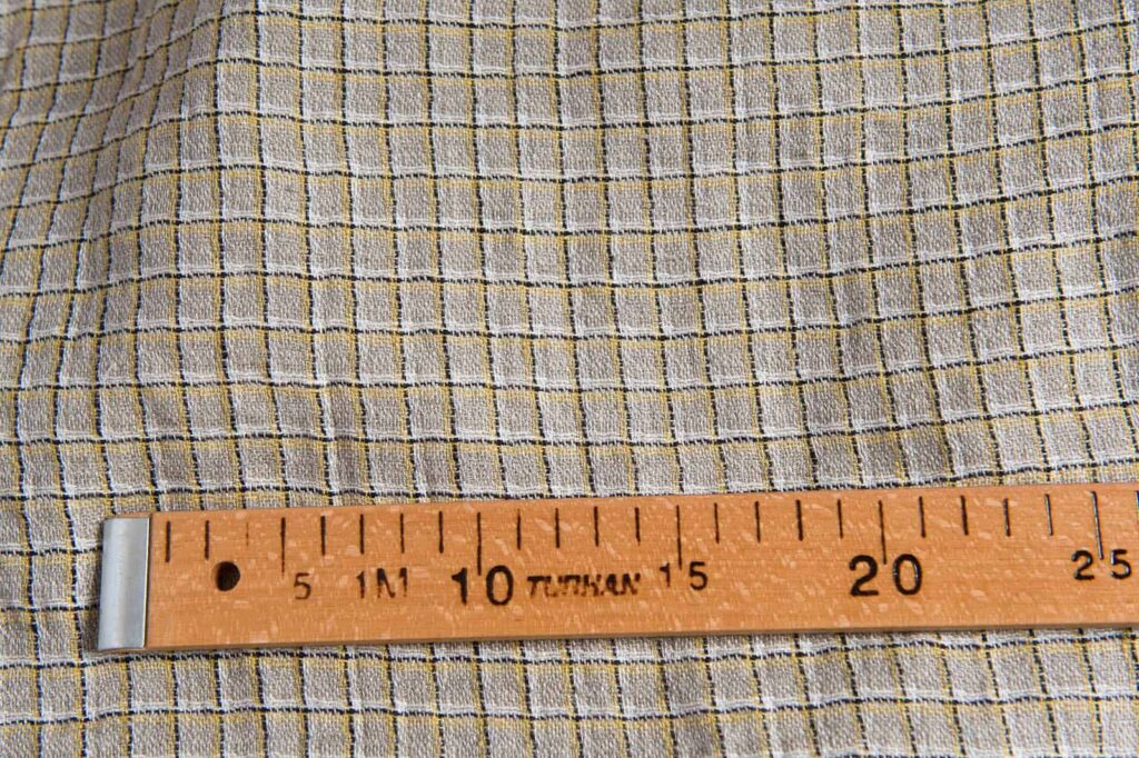 Grått linstoff med gule ruter, vasket 3 Grått linstoff med gule ruter, vasket - Bilde 3