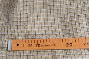 Grått linstoff med gule ruter, vasket 9 Grått linstoff med gule ruter, vasket