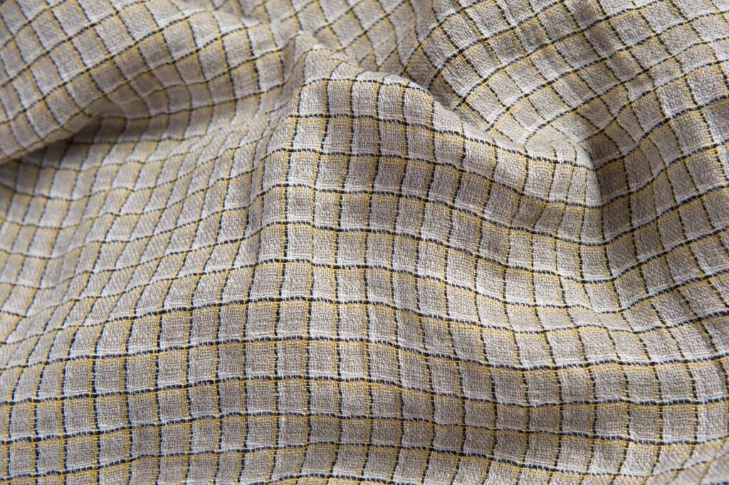 Grått linstoff med gule ruter, vasket 1 Grått linstoff med gule ruter, vasket