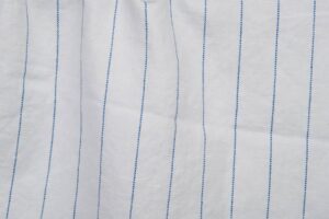 Hvitt vasket stoff med blå striper