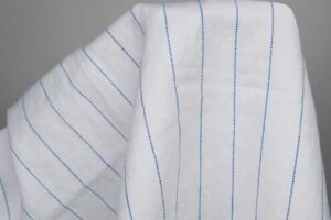 Hvitt vasket stoff med blå striper
