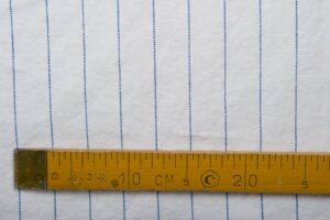 Hvitt vasket stoff med blå striper