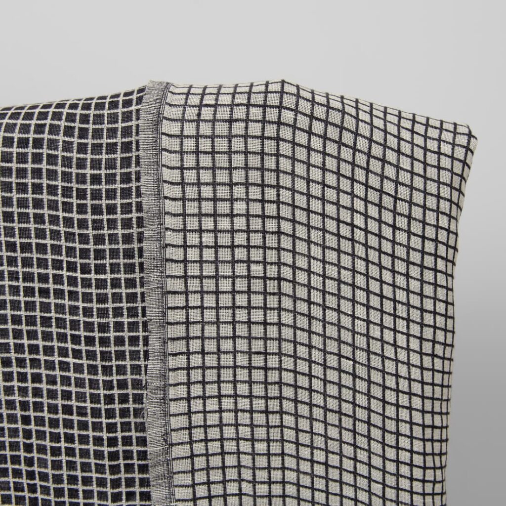 Halvlinstoff i svarte og hvite ruter, vasket 4 Half-linen fabric in black and white checks washed light side
