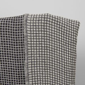 Halvlinstoff i svarte og hvite ruter, vasket 8 Half-linen fabric in black and white checks washed light side