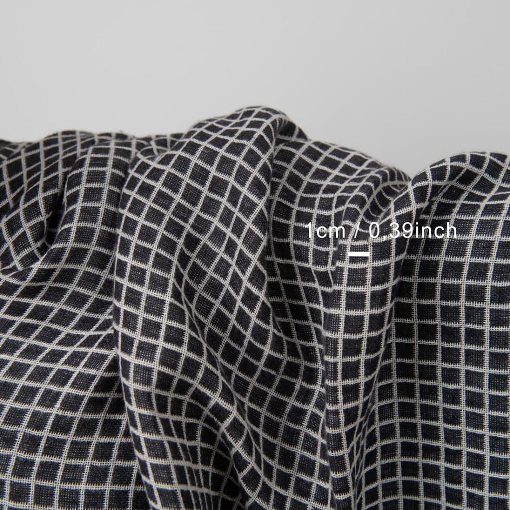 Halvlinstoff i svarte og hvite ruter, vasket 2 Half-linen fabric in black and white checks washed with measurements
