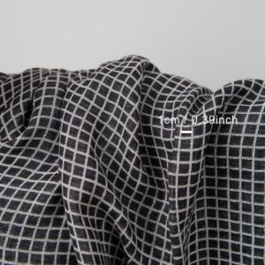Halvlinstoff i svarte og hvite ruter, vasket 6 Half-linen fabric in black and white checks washed with measurements