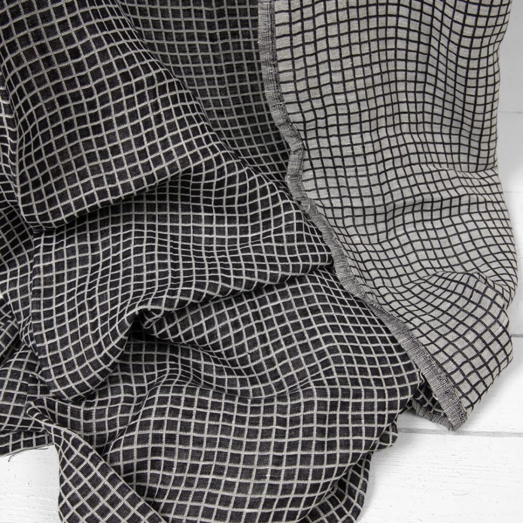 Halvlinstoff i svarte og hvite ruter, vasket 3 Half-linen fabric in black and white checks washed texture