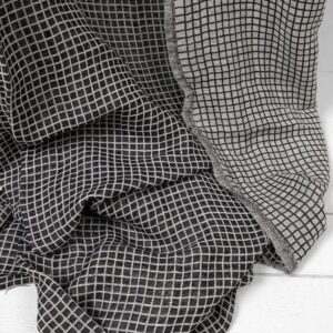 Halvlinstoff i svarte og hvite ruter, vasket 7 Half-linen fabric in black and white checks washed texture