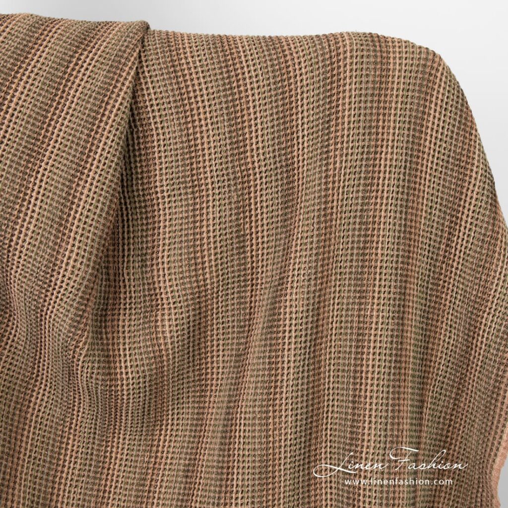 Lin-bomullsstoff i brun farge vasket 2 Linen cotton fabric in brown color, waffle checks