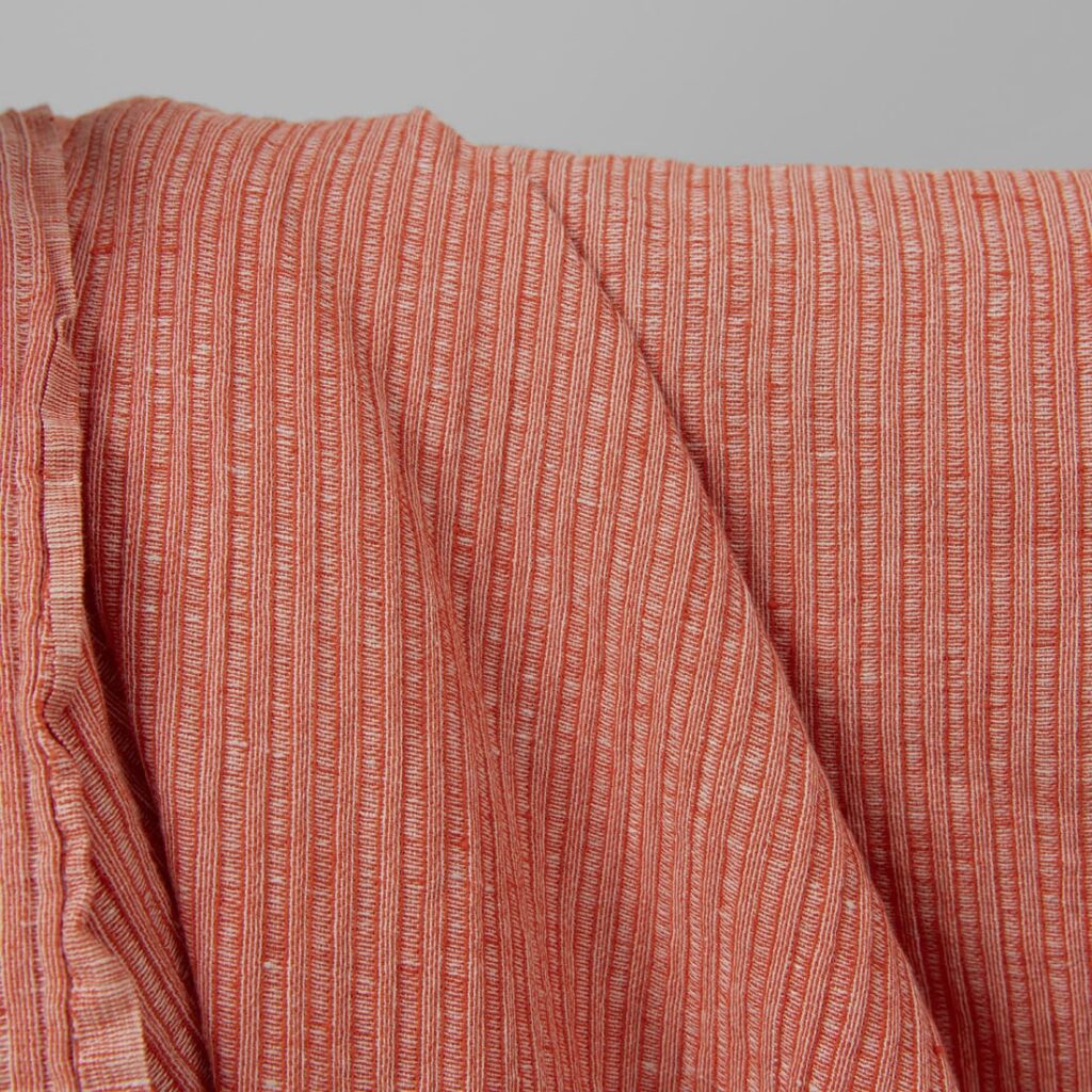 Vasket lin-bomullsstoff i rød-hvite striper 2 Washed linen cotton fabric in red-white stripes product photo