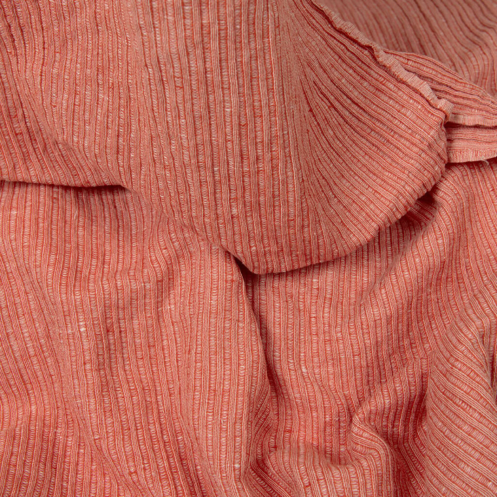 Vasket lin-bomullsstoff i rød-hvite striper 3 Washed linen cotton fabric in red-white stripes detail view