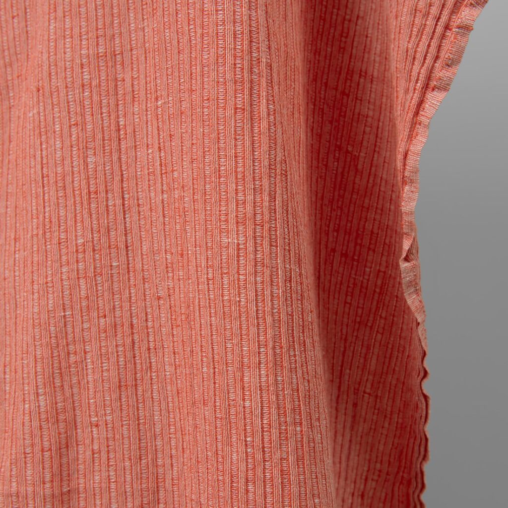 Vasket lin-bomullsstoff i rød-hvite striper 4 Washed linen cotton fabric in red-white stripes edge view
