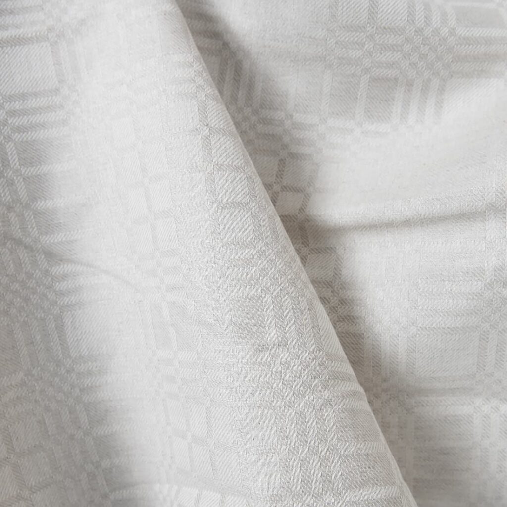 Lin-bomullsstoff i lys beige ruter 2 Linen cotton fabric in light beige checks detail view