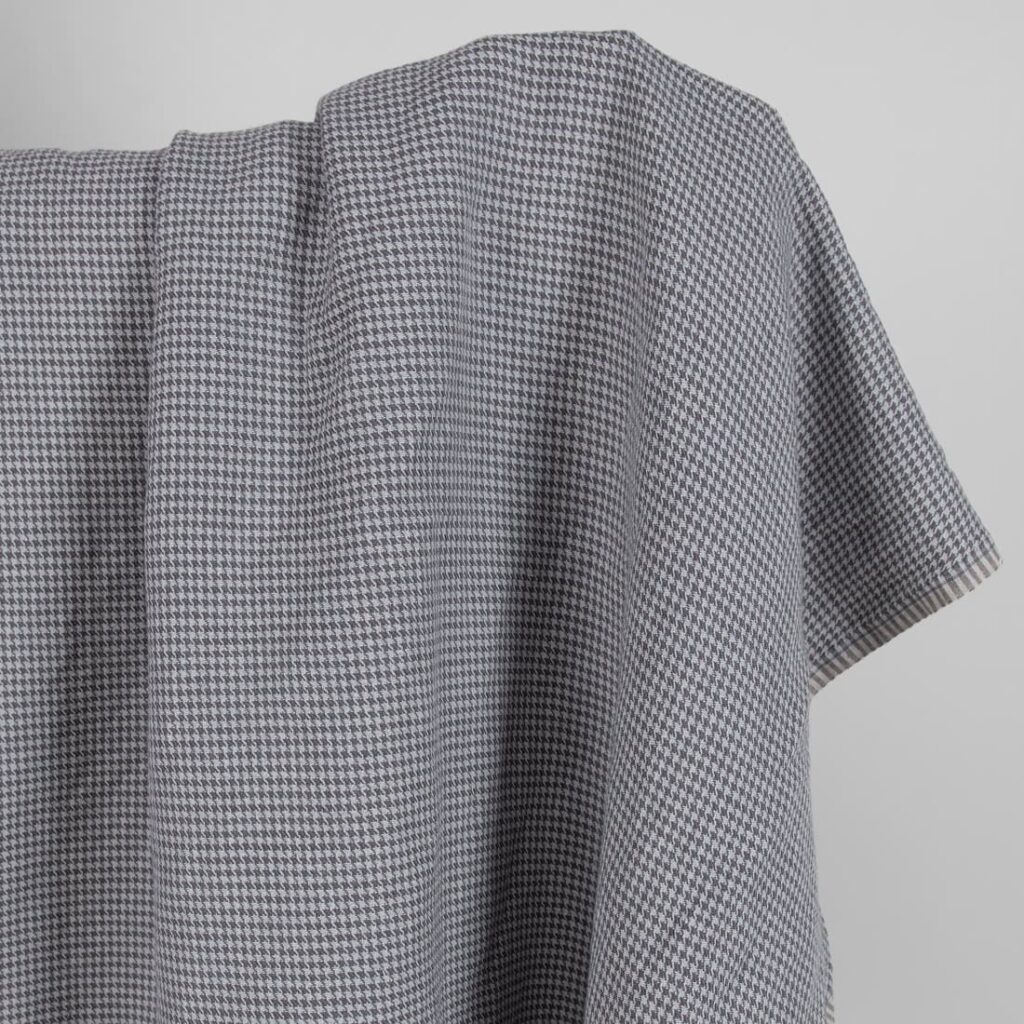 Vasket lin-bomullsstoff grått hundetannsmønster 2 Washed linen cotton fabric grey houndstooth pattern product photo