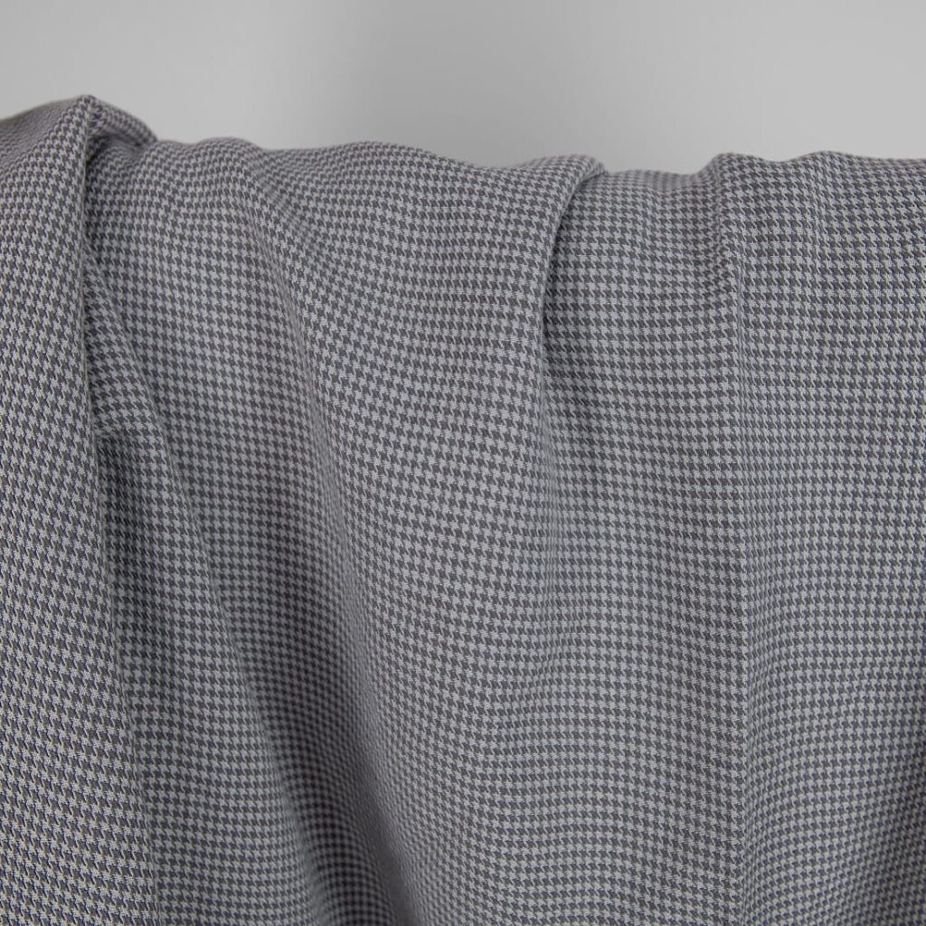 Vasket lin-bomullsstoff grått hundetannsmønster 3 Washed linen cotton fabric grey houndstooth pattern close up detail