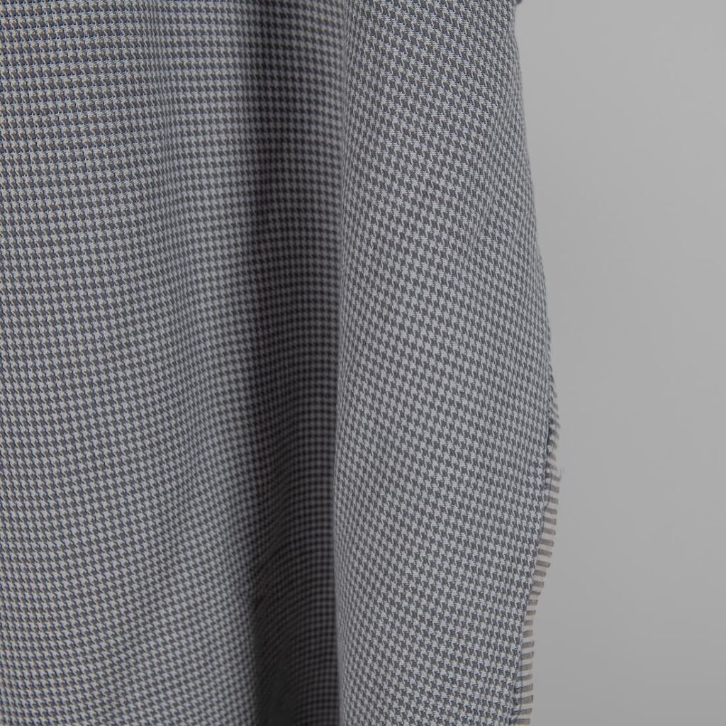 Vasket lin-bomullsstoff grått hundetannsmønster 4 Washed linen cotton fabric grey houndstooth pattern edge