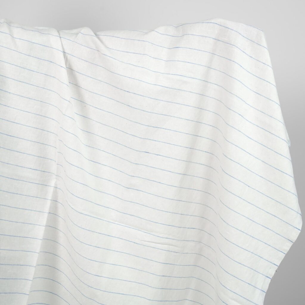 Vasket lin-bomullsstoff hvitt med himmelblå striper 4 Washed linen cotton fabric white with sky blue stripes