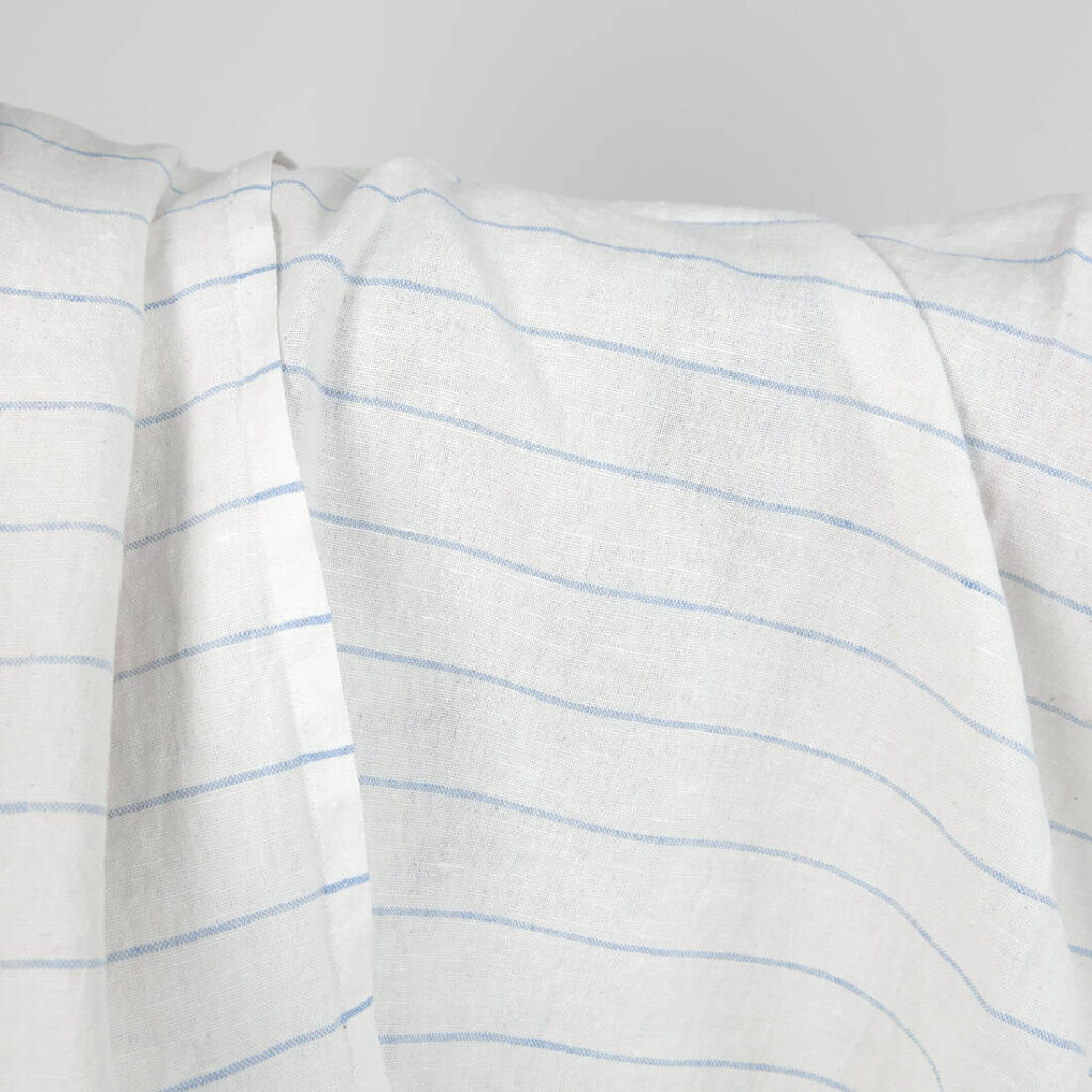 Vasket lin-bomullsstoff hvitt med himmelblå striper 2 Washed linen cotton fabric white with sky blue stripes close up detail