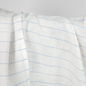 Vasket lin-bomullsstoff hvitt med himmelblå striper 6 Washed linen cotton fabric white with sky blue stripes close up detail