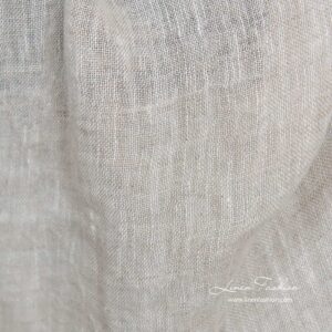 Vasket gjennomsiktig lysegrått linstoff