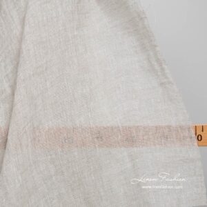 Vasket gjennomsiktig lysegrått linstoff