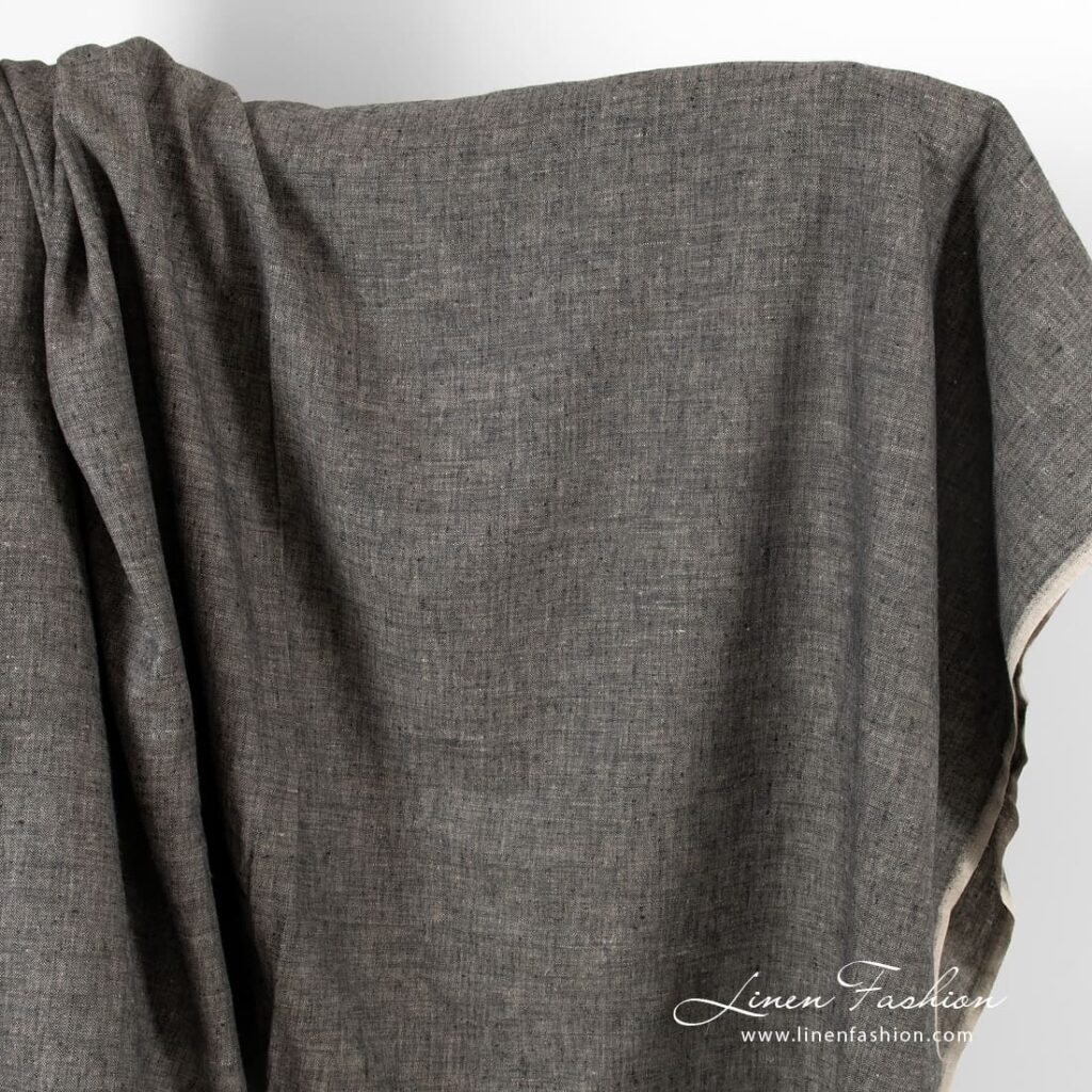 Fiskebeinsmønstret linstoff i svart og naturlig lin 1 Herringbone linen fabric in black and natural linen