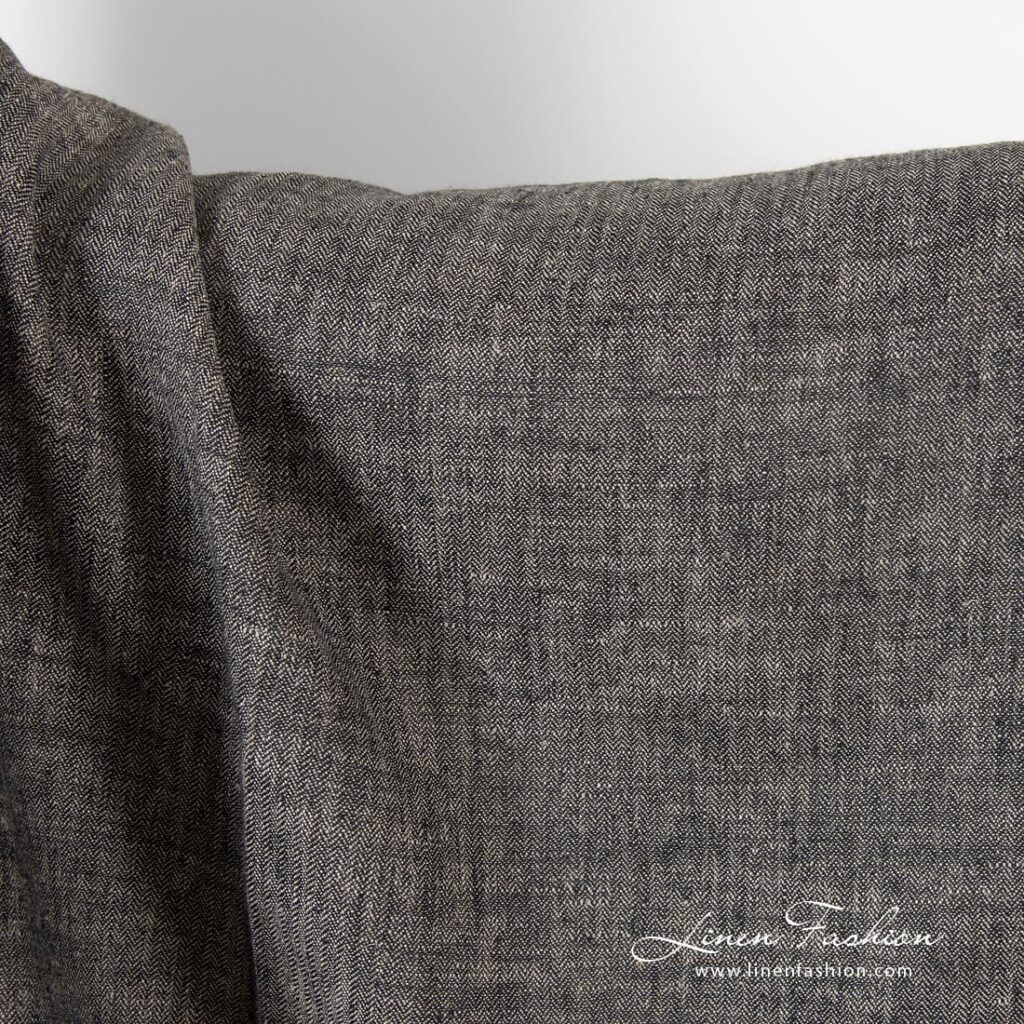 Fiskebeinsmønstret linstoff i svart og naturlig lin 3 Linen fabric in black and natural (undyed) linen color