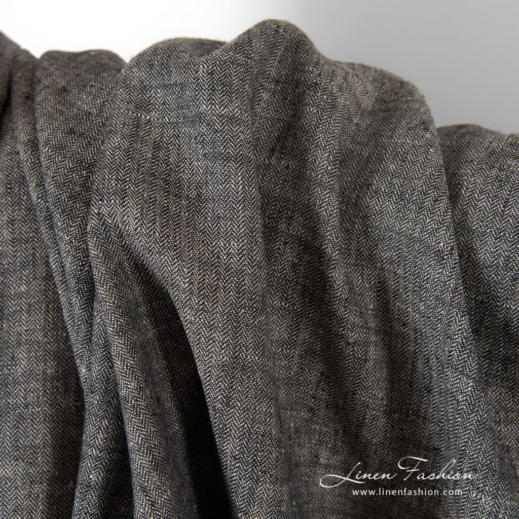 Fiskebeinsmønstret linstoff i svart og naturlig lin 4 Linen fabric in herringbone pattern