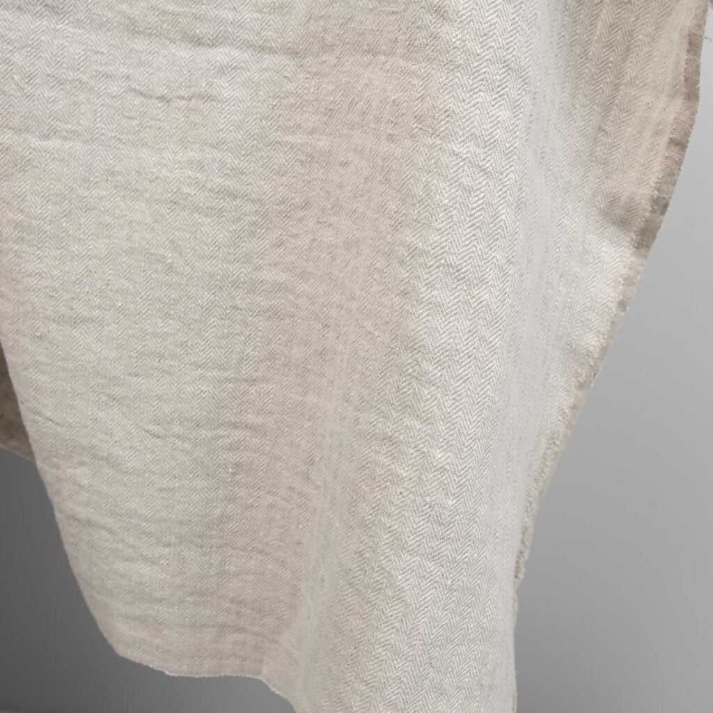 Kraftig vasket linstoff fiskebein beige 4 linen washed herringbone beige fabric, width 145cm.