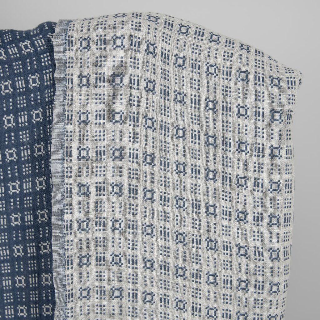 Vasket lin-bomullsstoff off-white og blått mønster 2 Washed linen cotton fabric off-white and blue pattern white side