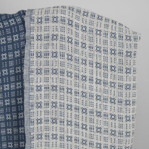 Vasket lin-bomullsstoff off-white og blått mønster 6 Washed linen cotton fabric off-white and blue pattern white side