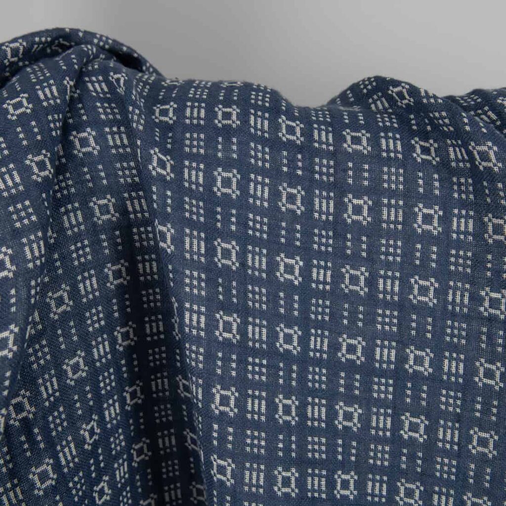 Vasket lin-bomullsstoff off-white og blått mønster 3 Washed linen cotton fabric off-white and blue pattern blue side