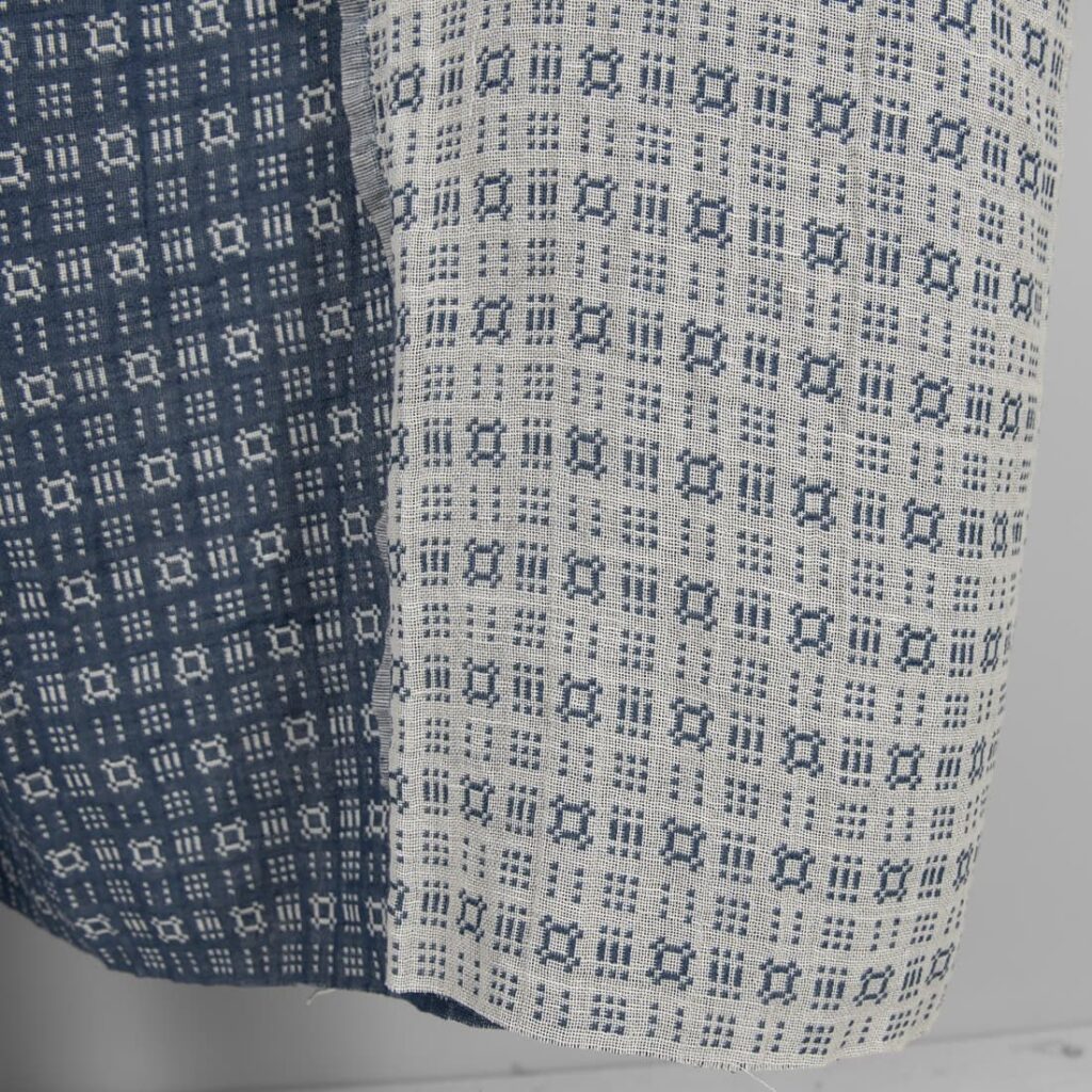 Vasket lin-bomullsstoff off-white og blått mønster 4 Washed linen cotton fabric off-white and blue pattern product photo