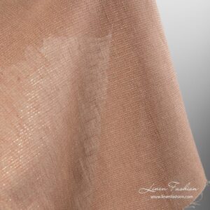 Brunt skinnende linstoff