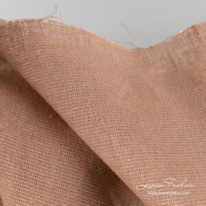 Brunt skinnende linstoff