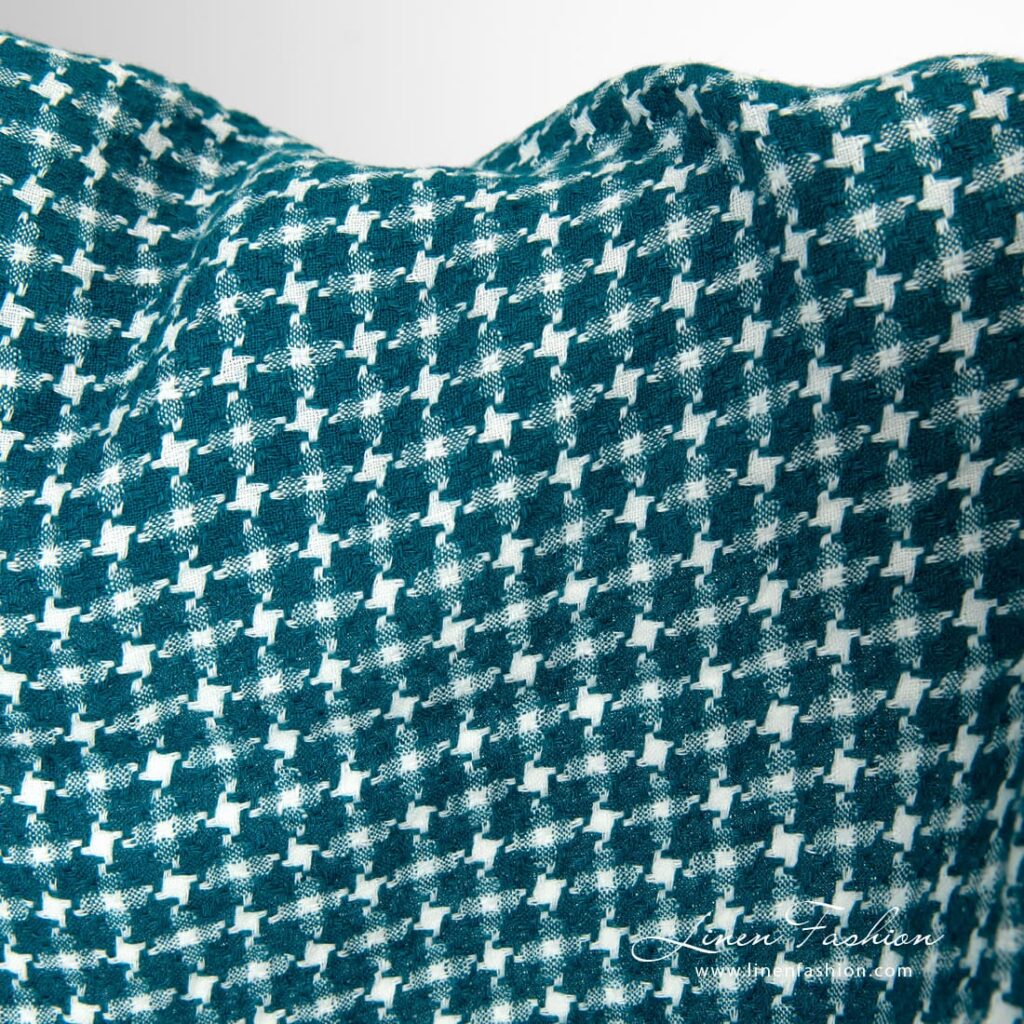 Vasket linstoff i turkis hundetannsmønster 3 Linen fabric in turquoise and off-white color
