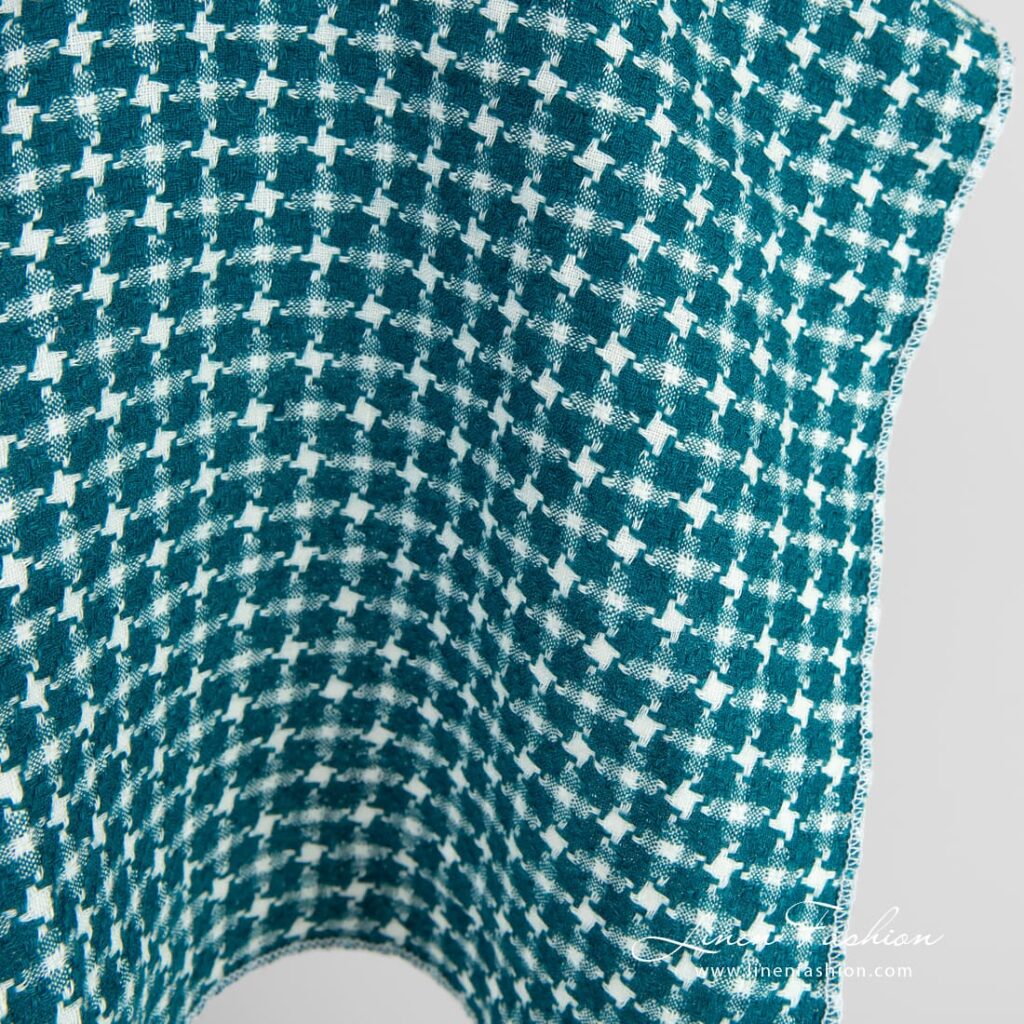 Vasket linstoff i turkis hundetannsmønster 2 Linen fabric in dark turquoise and off-white color