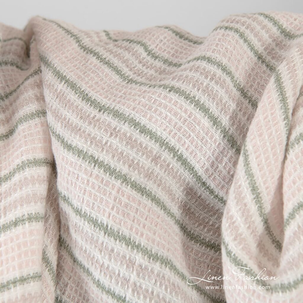 Stripet rosa linstoff i vaffelmønster vasket 3 Striped pink linen fabric in waffle pattern, washed