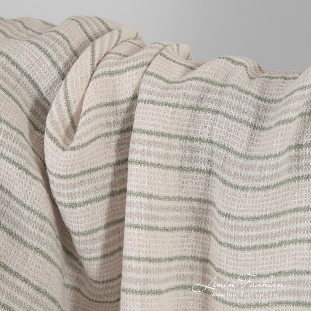 Stripet rosa linstoff i vaffelmønster vasket 2 Striped pink linen fabric in waffle pattern