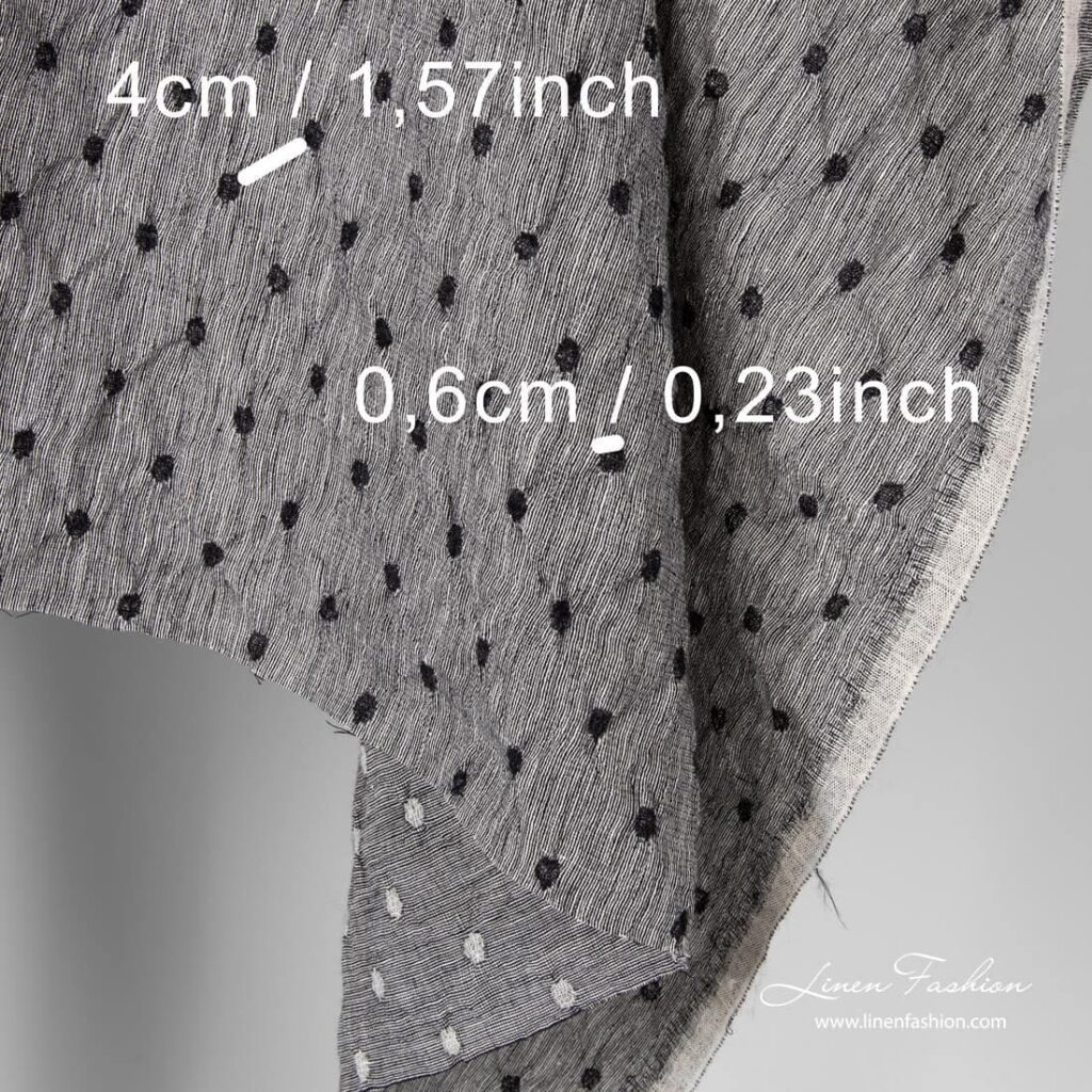 Svart/hvitt lin-ullstoff med prikker vasket 3 Washed black white fabric with dots.