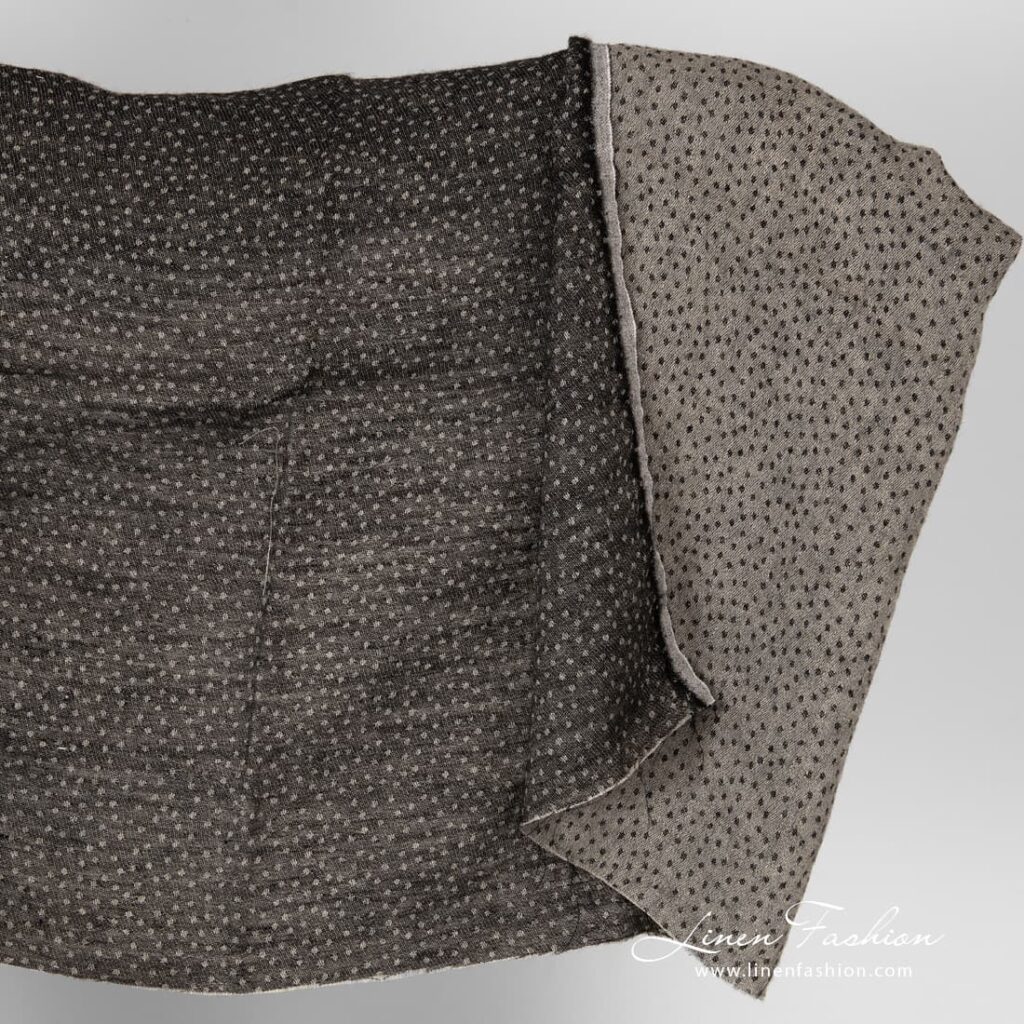 Lin ull svart prikket stoff, vasket 1 Linen wool black dotted fabric, washed.