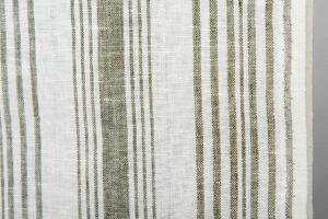 Hvitt stripet linhåndkle-stoff