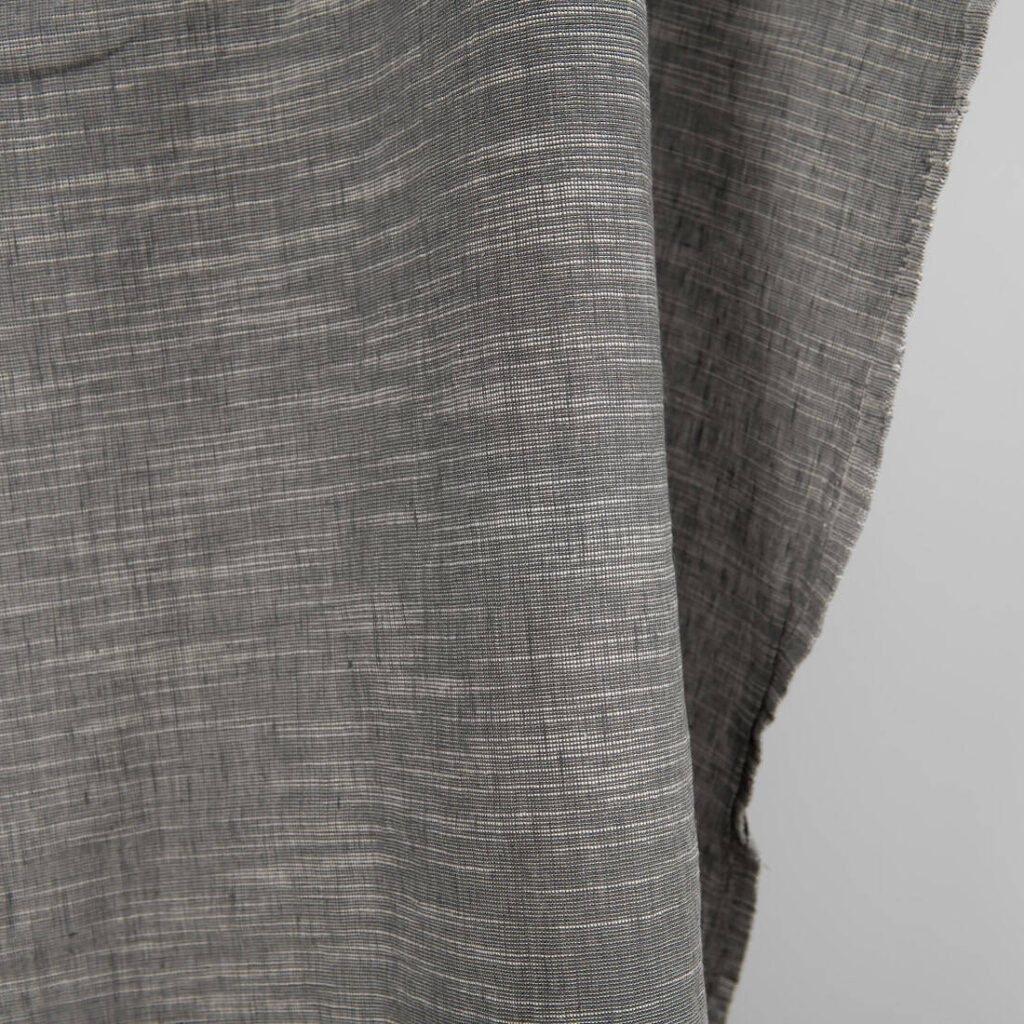 Mørkegrå linblanding stoff vasket 4 Dark grey linen blend fabric washed close up detail