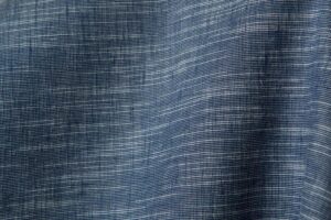 Mørkeblått lin-bomullsstoff med hvite striper