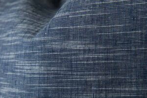 Mørkeblått lin-bomullsstoff med hvite striper