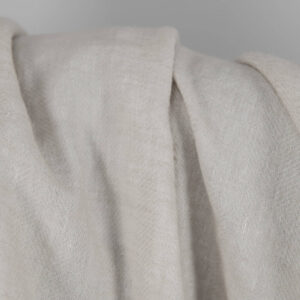 Vasket lin-ullstoff beige i fiskebeinsmønster 10 Washed linen wool fabric beige in herringbone pattern texture