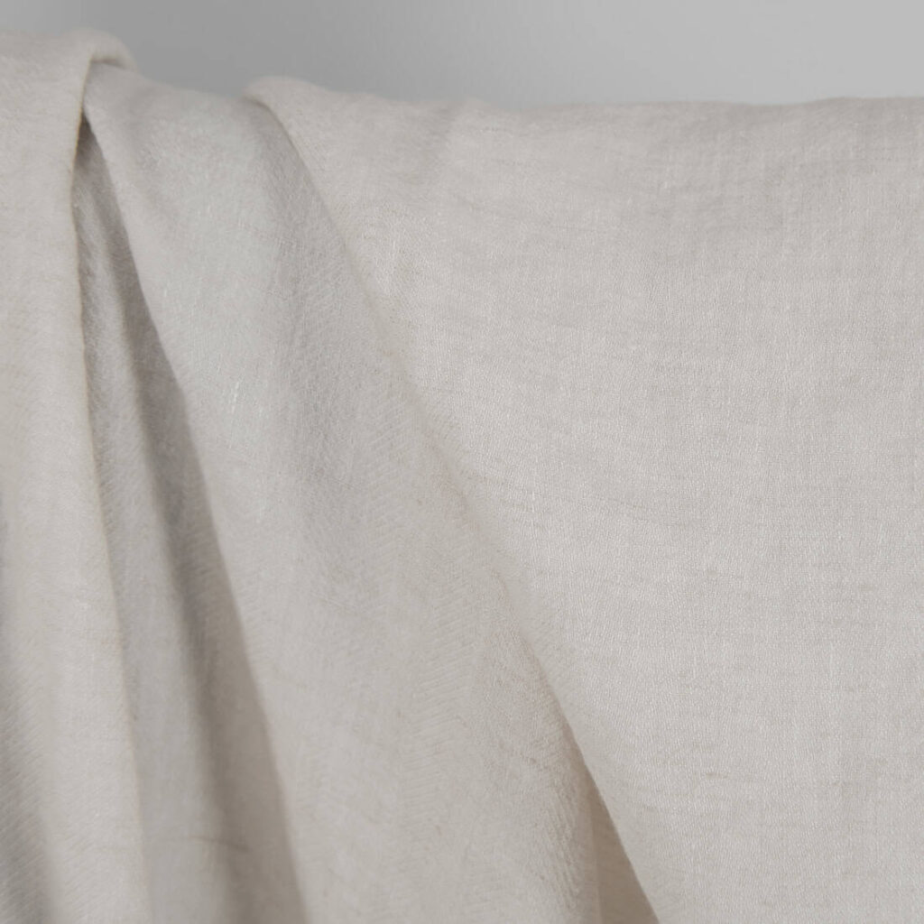 Vasket lin-ullstoff beige i fiskebeinsmønster 3 Washed linen wool fabric beige in herringbone pattern close up detail